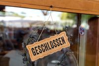 Laden 'Geschlossen' Schild an einer Tür, das Geschäft signalisiert Schließung.