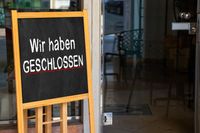 Schild vor einem Geschäft mit der Aufschrift 'Wir haben geschlossen', um auf die Schließung hinzuweisen.