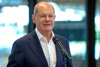 Porträt von Bundeskanzler Olaf Scholz in Nahaufnahme, lächelnd während einer Pressekonferenz zur Fußball-Europameisterschaft 2024 im Olympiapark München.