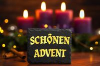 Schönen Advent auf Schild vor Kerzen. Festliche Adventszeit-Bilder für Whatsapp.