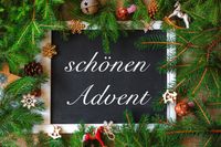 Schönen Advent auf Tafel mit DIY Dekoration aus Tannenzweigen und Weihnachtsdekoration zum selbst gemacht.