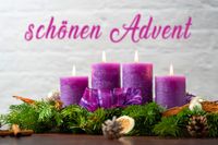 Lila Adventskerzen auf einem Kranz mit Tannenzweigen, begleitet von einem Advent Whatsapp-Gruß 'Schönen Advent'.