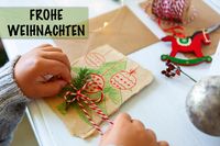 Kind bastelt eine Weihnachtskarte mit handgezeichneter Tanne und Ornamenten, verziert mit einer Kordel.