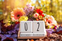 Kalender mit dem Datum „02. November, Allerseelen“ mit bunten Blumen zu Allerseelen.