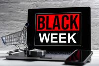 Laptop mit Black Week Anzeige, umgeben von Einkaufswagen und Smartphone – Symbol für Black Week Angebote und Rabatte 2024.