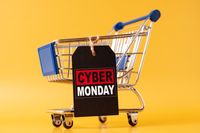 Einkaufswagen vor einem Computerbildschirm mit Cyber Monday Schriftzug – Symbol für Cyber Monday Angebote und Cyber Week 2024.