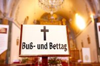 Buß- und Bettag: Ein Schild mit Kreuz in einer evangelischen Kirche, symbolisch für die Bedeutung dieses Feiertags.