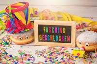 Fasching geschlossen, geänderte Öffnungszeiten auf einem Schild an Karneval