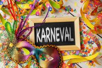 Karneval 2025 bunte Maske mit Konfetti und fröhlicher Dekoration für Fasching und Feiern