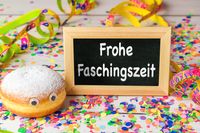 Faschingsgrüße frohe Faschingszeit mit lustigem Krapfen und buntem Konfetti dekoriert