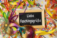 Liebe Faschingsgrüße steht auf einem Schild zu Fasching