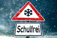 Schild mit einer Schneeflocke und dem Hinweis ‚Schulfrei‘, passend zur Situation, wenn die Schule geschlossen ist.