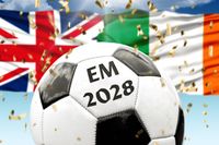 Ein Fußball mit der Aufschrift 'EM 2028' vor den Flaggen von Großbritannien und Irland, zur Fußball-Europameisterschaft 2028.