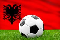 Ein Fußball vor der albanischen Fahne repräsentiert die Nationalmannschaft von Albanien im Fußball.