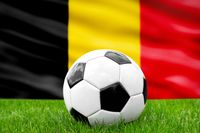 Fußball vor der Belgien-Fahne, symbolisierend die belgische Nationalmannschaft und den Fußball.