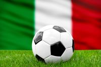 Ein Fußball vor der italienischen Fahne symbolisiert die Nationalmannschaft von Italien im Fußball.