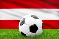 Fußball vor der Österreich-Fahne, symbolisierend die österreichische Nationalmannschaft und den Fußball.