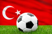 Der Fußball vor der türkischen Fahne steht symbolisch für die Nationalmannschaft der Türkei im Fußball.