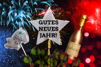 Silvester und Neujahr mit Glücksschwein, Champagner und Stern mit Gutes Neues Jahr Text.