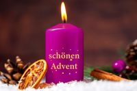 Lila Adventskerze mit Adventsgruß: schönen Advent, brennend, mit Weihnachtsdeko.