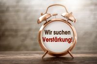 Wir suchen Verstärkung, steht auf einem Wecker (Uhr). Symbolisiert eine Stellenausschreibung oder Jobangebot.