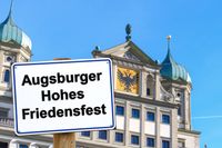 Augsburger Hohes Friedensfest, steht auf einem Schild, vor dem Rathaus in Augsburg am Rathausplatz.