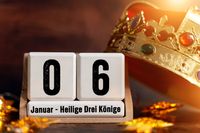 Kalender zeigt den 6. Januar – Feiertag der Heiligen Drei Könige mit Krone im Hintergrund.