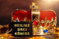 Heilige Drei Könige – Rote Krone mit goldenem Schild, Symbolik der Könige am Dreikönigstag.