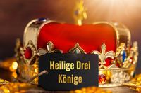 Drei Heilige Könige – Goldene Krone mit rotem Samt und Schild mit Schriftzug Heilige Drei Könige.