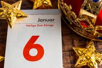 Drei Könige – Kalender zeigt den 6. Januar mit goldenen Sternen und einer Krone.