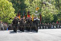 Soldaten der Bundeswehr mit deutscher Fahne.