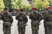 Bundeswehr Soldaten stehen in einer Reihe mit Gewehr.