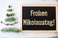 Frohen Niklaustag, stet auf einer Tafel neben Dekoration zum Nikolaus.