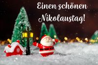 Schöner Nikolaus am Nikolaustag in Schnee am Abend.