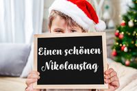 Bild vom Nikolaus, Kind verkleidet sich mit Nikolausmütze.