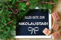 Alles Gute zum Nikolaustag, steht auf einem Schild zum Nikolaus dekoriert.