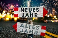 Altes Jahr Neues Jahr Silvesterbild mit Wegweisern und Feuerwerk im Hintergrund.