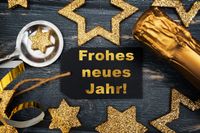 Neujahrswunsch mit goldenen Sternen, einer Champagnerflasche und der Aufschrift Frohes neues Jahr