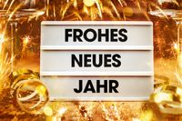 Neu Jahrs Grüße: Leuchtkasten mit der Aufschrift 'Frohes neues Jahr'