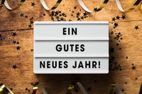 Spruch zum neuen Jahr. Eine Leuchtbox zeigt 