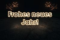 Spruch neues Jahr. Frohes neues Jahr leuchtet in Funkeneffekt, im Hintergrund Feuerwerk.