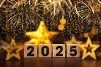 Silvester 2025 Neujahr mit Holzblöcken, Sternen und Feuerwerk im Hintergrund.