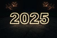 Guten Rutsch in das neue Jahr 2025 mit leuchtenden Zahlen 2025 und Feuerwerk.