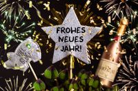 Frohes Neues Jahr, Silvesterbilder mit Feuerwerk, Glücksbringer und Champagner.