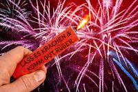 Lustiges Silvesterbild mit Feuerwerk und Böller mit Aufschrift 'Lass es krachen'.