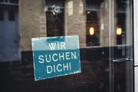 Ein hängendes Schild mit der Aufschrift 