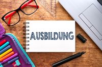 Ausbildung steht auf einem Block, neben Laptop, Brille und Stiften. Ideal für Stellenausschreibungen zu Ausbildungsplatz, Lehrstelle, oder Ausbildung.