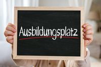 Ausbildungsplatz zu vergeben, auf einem Schild, signalisiert eine Stellenausschreibung für eine freie Lehrstelle.