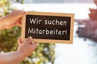 Schild „Wir suchen Mitarbeiter“ – Stellenangebote Bilder.