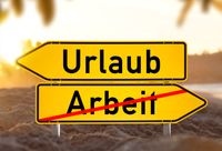 Arbeit Urlaub auf gelbem Straßen-Schild. Aufschrift Urlaub und durchgestrichenem Arbeit, das in entgegengesetzte Richtungen zeigt.